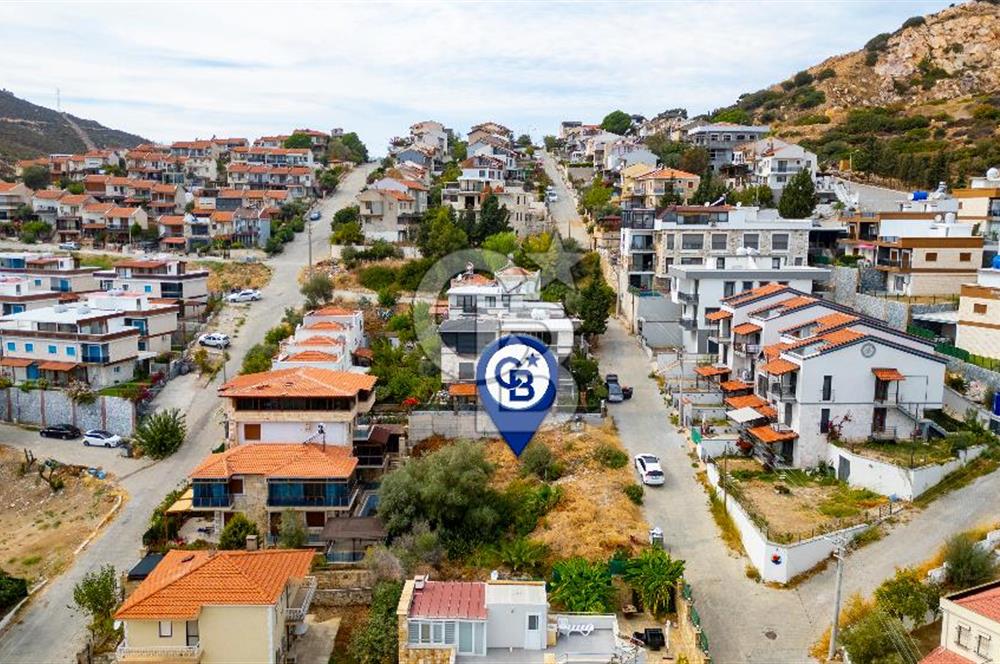 Yenifoça Burunucu'nda Deniz Manzaralı Satılık Villa Arsası