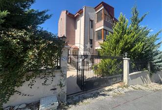 ORHUN MAH. YAZIR SOKAKTA TRİPLEKS 5+2 MOBİLYALI KİRALIK VİLLA