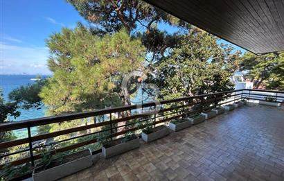 İSTANBUL BÜYÜKADA’DA ÖZEL İSKELELİ  2 DÖNÜM ARSA İÇİNDE DENİZE SIFIR YALI