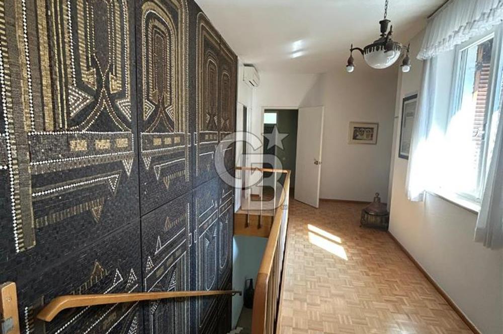 İSTANBUL BÜYÜKADA’DA ÖZEL İSKELELİ  2 DÖNÜM ARSA İÇİNDE DENİZE SIFIR YALI