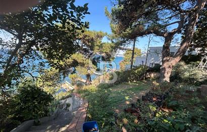 İSTANBUL BÜYÜKADA’DA ÖZEL İSKELELİ  2 DÖNÜM ARSA İÇİNDE DENİZE SIFIR YALI