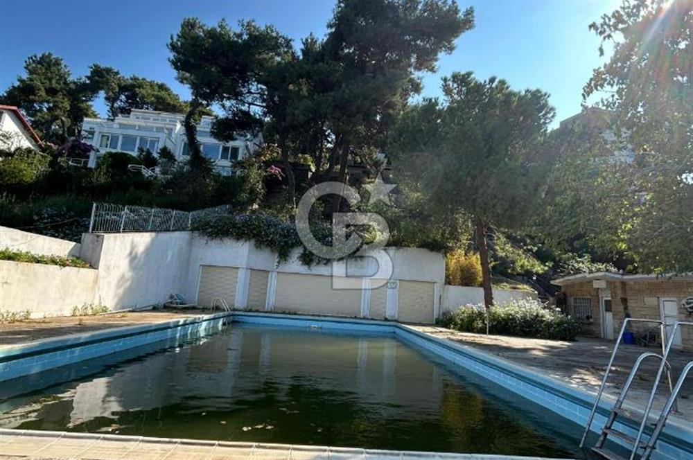 İSTANBUL BÜYÜKADA’DA ÖZEL İSKELELİ  2 DÖNÜM ARSA İÇİNDE DENİZE SIFIR YALI