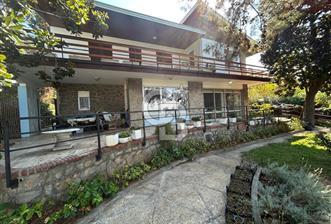 İSTANBUL BÜYÜKADA’DA ÖZEL İSKELELİ  2 DÖNÜM ARSA İÇİNDE DENİZE SIFIR YALI