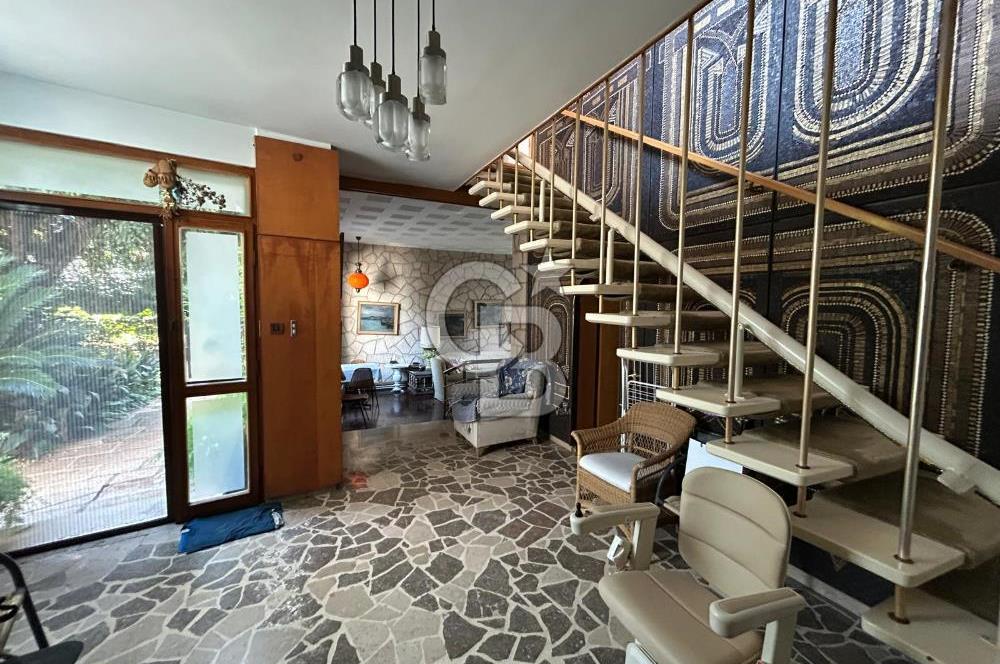İSTANBUL BÜYÜKADA’DA ÖZEL İSKELELİ  2 DÖNÜM ARSA İÇİNDE DENİZE SIFIR YALI