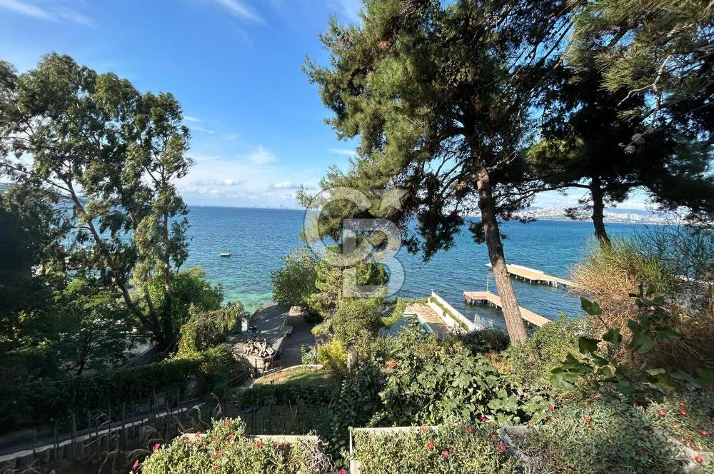 İSTANBUL BÜYÜKADA’DA ÖZEL İSKELELİ  2 DÖNÜM ARSA İÇİNDE DENİZE SIFIR YALI