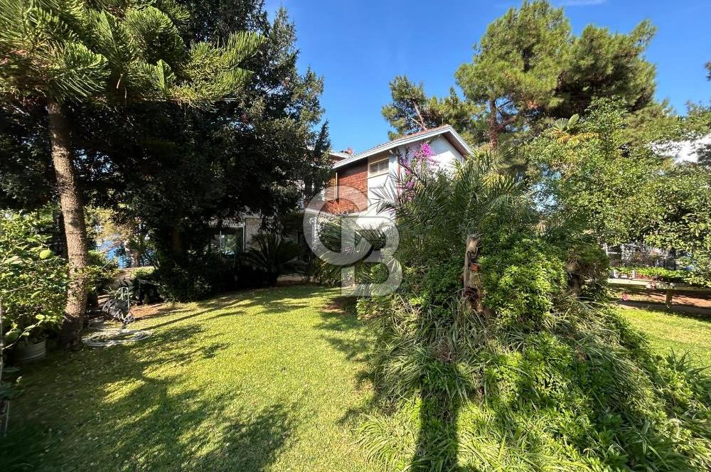 İSTANBUL BÜYÜKADA’DA ÖZEL İSKELELİ  2 DÖNÜM ARSA İÇİNDE DENİZE SIFIR YALI