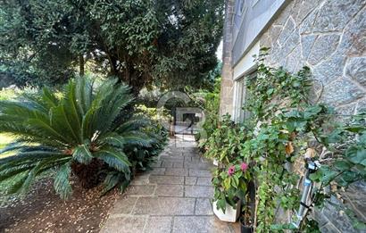 İSTANBUL BÜYÜKADA’DA ÖZEL İSKELELİ  2 DÖNÜM ARSA İÇİNDE DENİZE SIFIR YALI