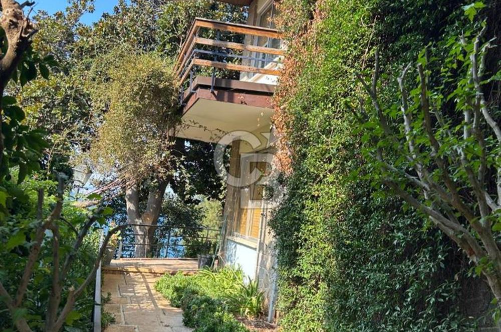 İSTANBUL BÜYÜKADA’DA ÖZEL İSKELELİ  2 DÖNÜM ARSA İÇİNDE DENİZE SIFIR YALI