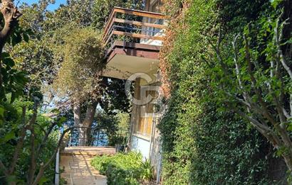 İSTANBUL BÜYÜKADA’DA ÖZEL İSKELELİ  2 DÖNÜM ARSA İÇİNDE DENİZE SIFIR YALI