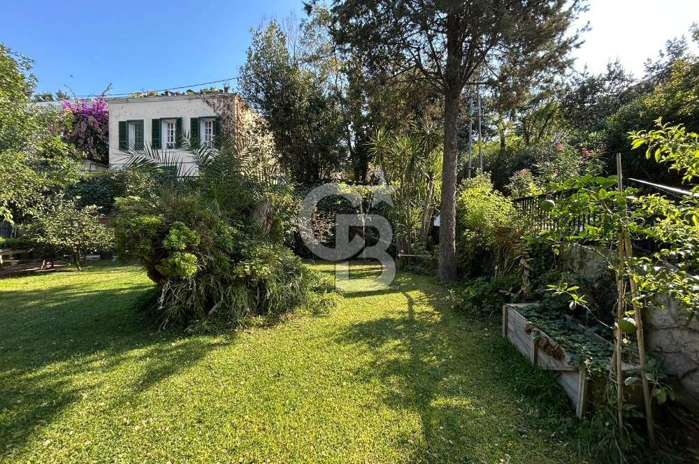 İSTANBUL BÜYÜKADA’DA ÖZEL İSKELELİ  2 DÖNÜM ARSA İÇİNDE DENİZE SIFIR YALI