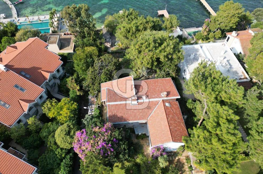 İSTANBUL BÜYÜKADA’DA ÖZEL İSKELELİ  2 DÖNÜM ARSA İÇİNDE DENİZE SIFIR YALI
