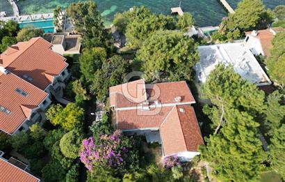 İSTANBUL BÜYÜKADA’DA ÖZEL İSKELELİ  2 DÖNÜM ARSA İÇİNDE DENİZE SIFIR YALI