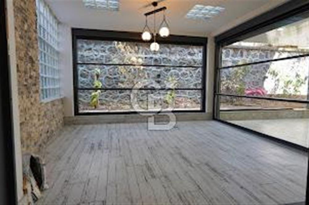 BORNOVA ATATÜRK MAH. BAHÇELİ MÜSTAKİL 4+1 TRİPLEKS SATILIK VİLLA