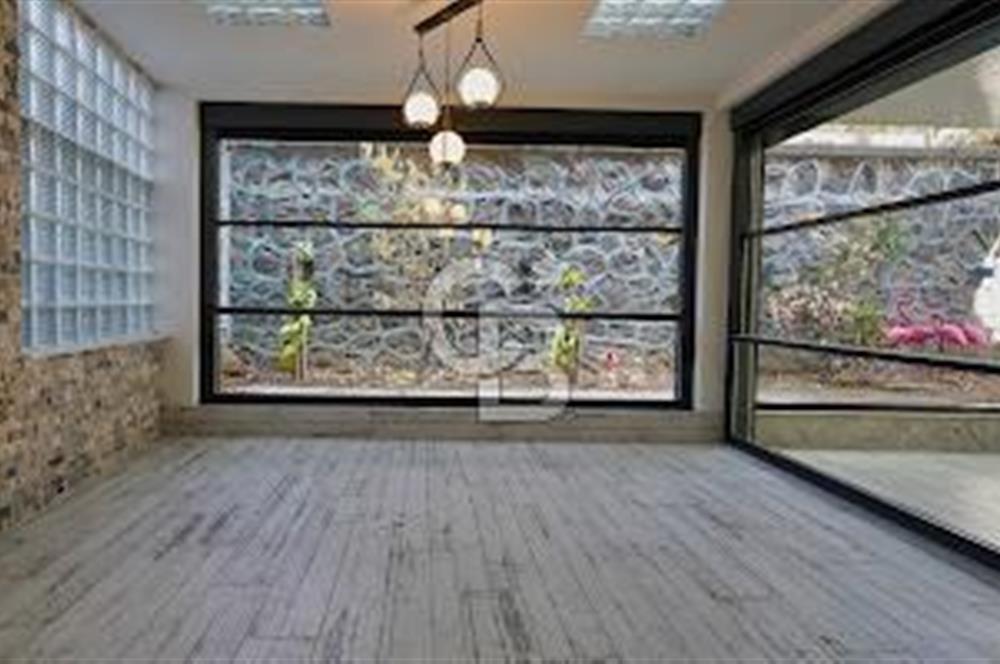 BORNOVA ATATÜRK MAH. BAHÇELİ MÜSTAKİL 4+1 TRİPLEKS SATILIK VİLLA