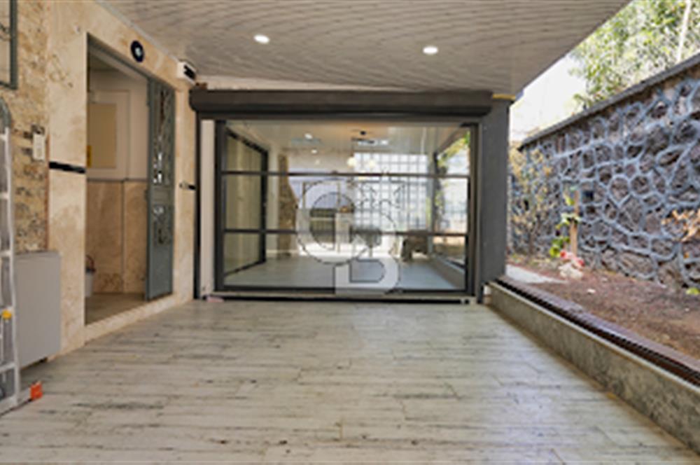 BORNOVA ATATÜRK MAH. BAHÇELİ MÜSTAKİL 4+1 TRİPLEKS SATILIK VİLLA