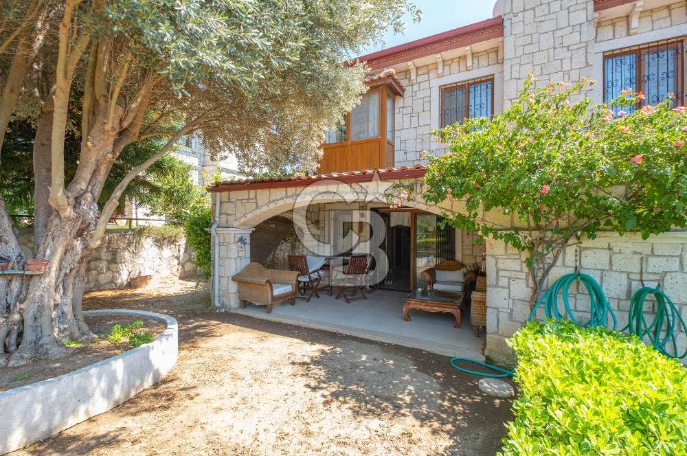 ALAÇATI ÇARŞIYA 250 METRE MESAFEDE SİTE İÇİ TAŞ VİLLA
