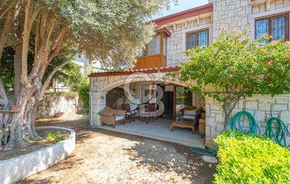 ALAÇATI ÇARŞIYA 250 METRE MESAFEDE SİTE İÇİ TAŞ VİLLA