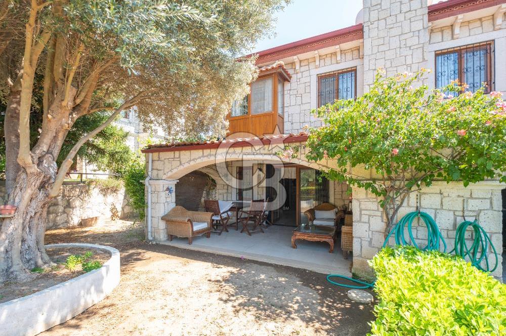 ALAÇATI ÇARŞIYA 250 METRE MESAFEDE SİTE İÇİ TAŞ VİLLA
