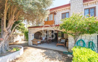 ALAÇATI ÇARŞIYA 250 METRE MESAFEDE SİTE İÇİ TAŞ VİLLA
