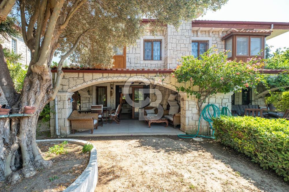 ALAÇATI ÇARŞIYA 250 METRE MESAFEDE SİTE İÇİ TAŞ VİLLA