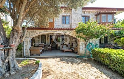 ALAÇATI ÇARŞIYA 250 METRE MESAFEDE SİTE İÇİ TAŞ VİLLA