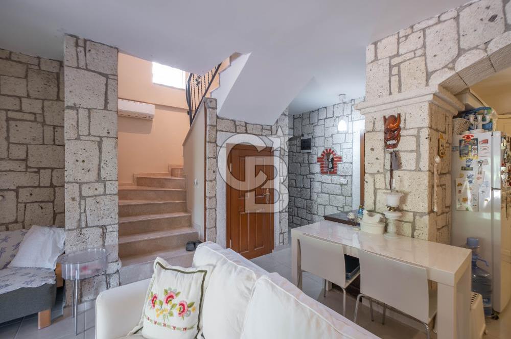 ALAÇATI ÇARŞIYA 250 METRE MESAFEDE SİTE İÇİ TAŞ VİLLA