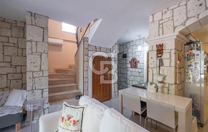 ALAÇATI ÇARŞIYA 250 METRE MESAFEDE SİTE İÇİ TAŞ VİLLA