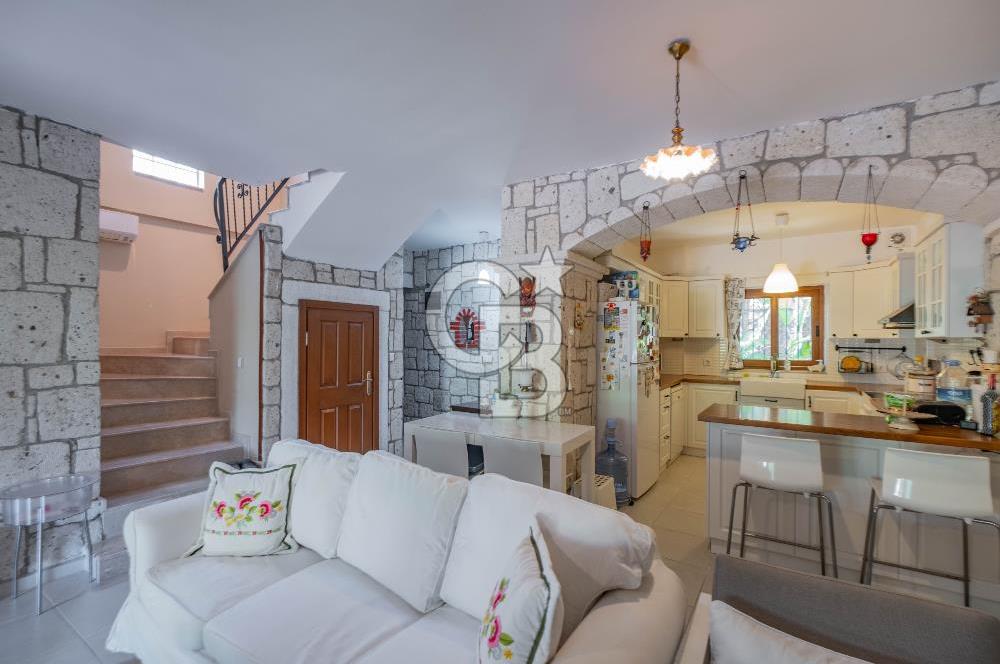 ALAÇATI ÇARŞIYA 250 METRE MESAFEDE SİTE İÇİ TAŞ VİLLA