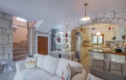 ALAÇATI ÇARŞIYA 250 METRE MESAFEDE SİTE İÇİ TAŞ VİLLA