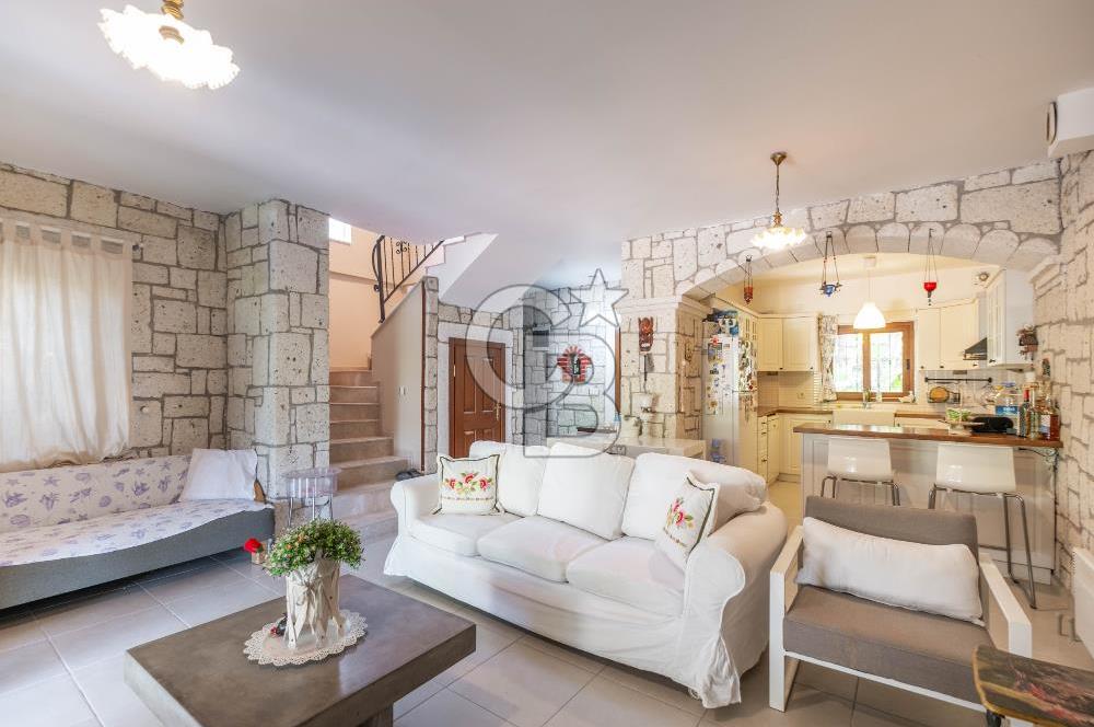ALAÇATI ÇARŞIYA 250 METRE MESAFEDE SİTE İÇİ TAŞ VİLLA