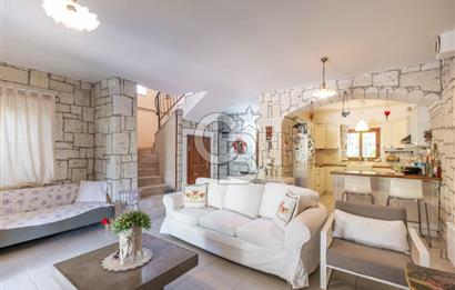 ALAÇATI ÇARŞIYA 250 METRE MESAFEDE SİTE İÇİ TAŞ VİLLA