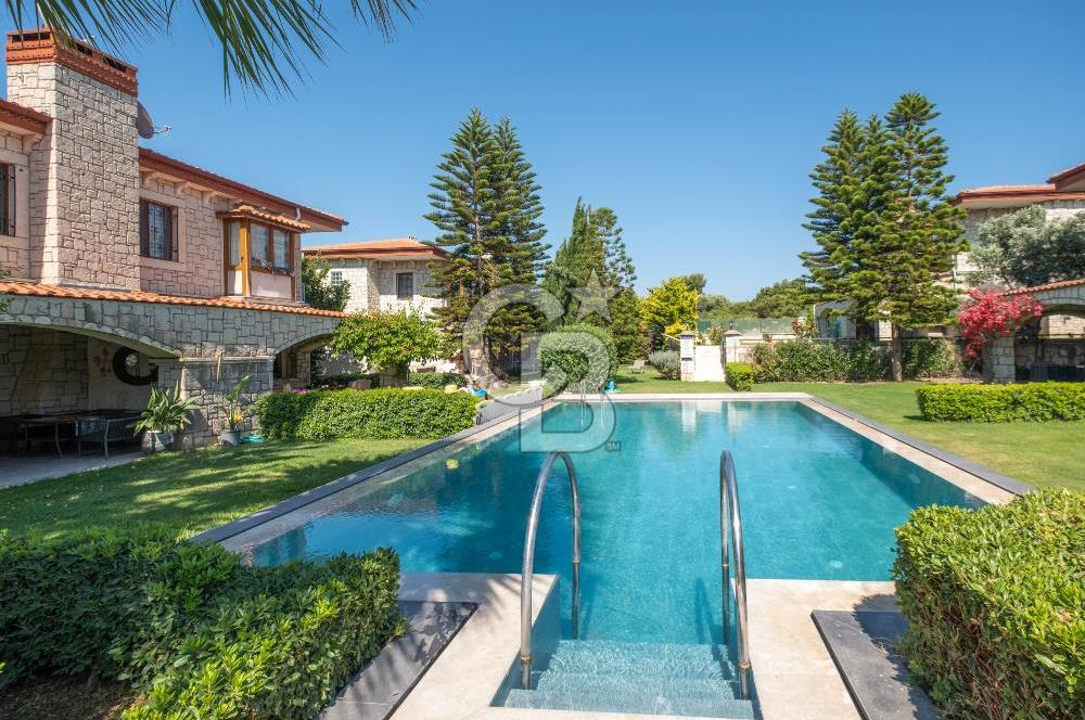 ALAÇATI ÇARŞIYA 250 METRE MESAFEDE SİTE İÇİ TAŞ VİLLA
