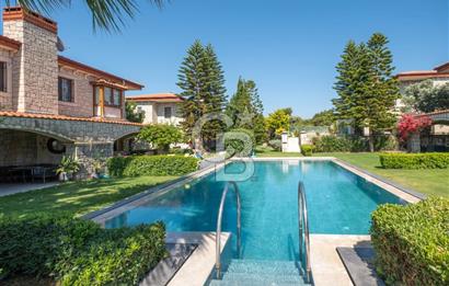 ALAÇATI ÇARŞIYA 250 METRE MESAFEDE SİTE İÇİ TAŞ VİLLA
