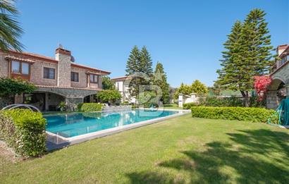 ALAÇATI ÇARŞIYA 250 METRE MESAFEDE SİTE İÇİ TAŞ VİLLA