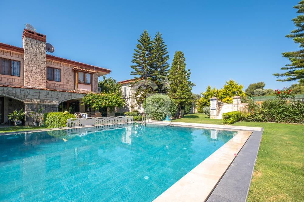 ALAÇATI ÇARŞIYA 250 METRE MESAFEDE SİTE İÇİ TAŞ VİLLA