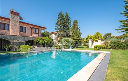 ALAÇATI ÇARŞIYA 250 METRE MESAFEDE SİTE İÇİ TAŞ VİLLA