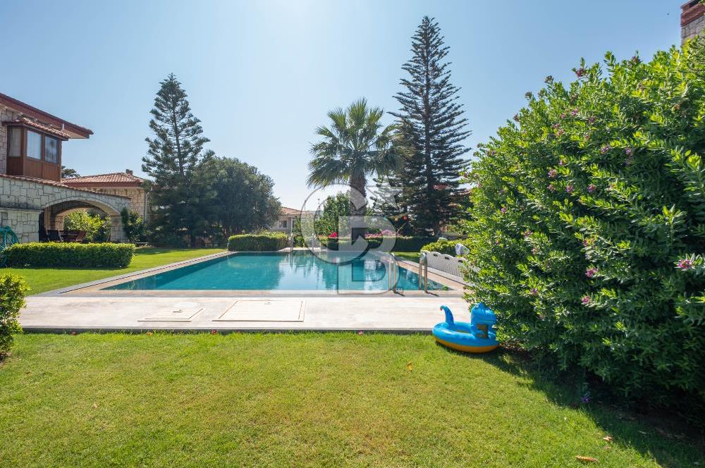 ALAÇATI ÇARŞIYA 250 METRE MESAFEDE SİTE İÇİ TAŞ VİLLA