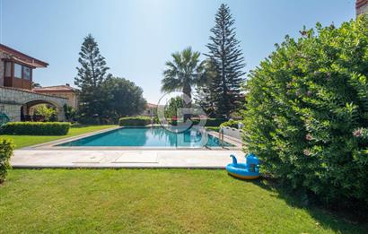 ALAÇATI ÇARŞIYA 250 METRE MESAFEDE SİTE İÇİ TAŞ VİLLA