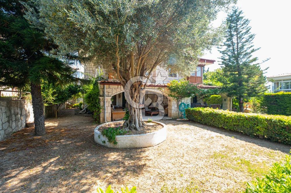 ALAÇATI ÇARŞIYA 250 METRE MESAFEDE SİTE İÇİ TAŞ VİLLA