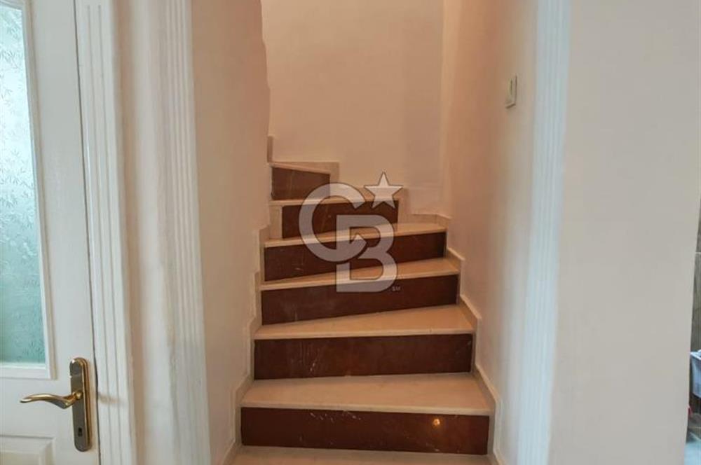 Alaçatı Cadde Üzerinde Tadilatlı Müstakil Satılık 3+1