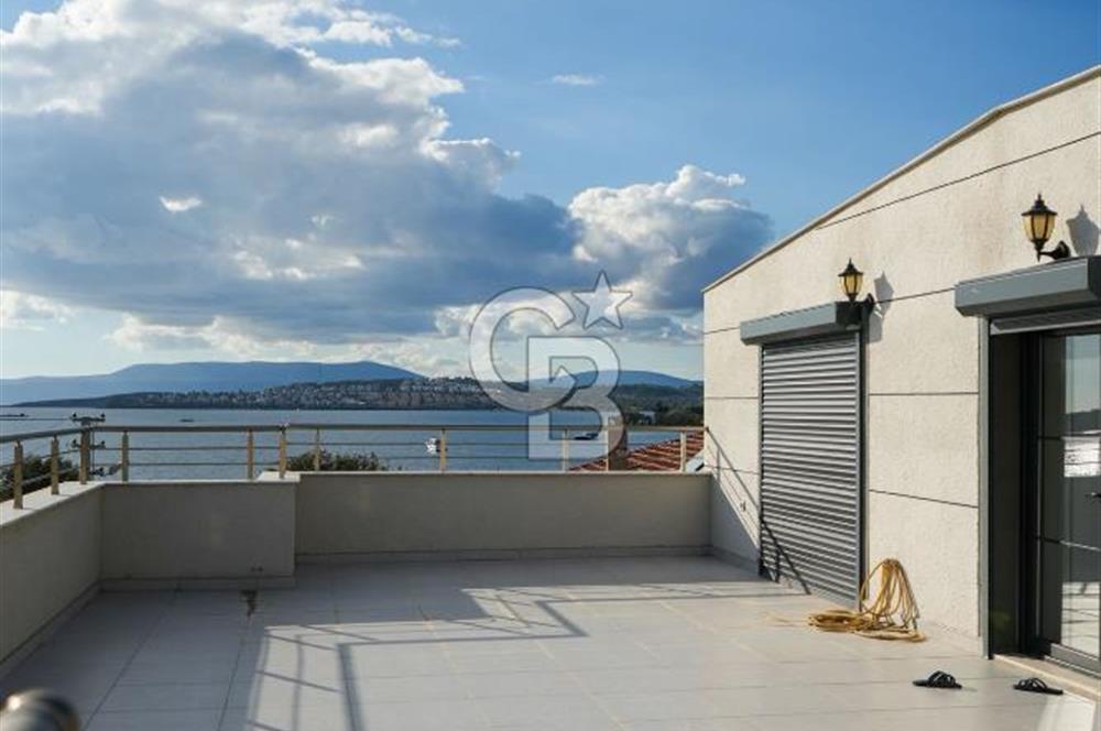 SEFERİHİSAR'DA DENİZE SIFIR 8+1 7 BANYOLU GENİŞ TERASLI DENİZ MANZARALI 450 M2 TRIPLEX VİLLA