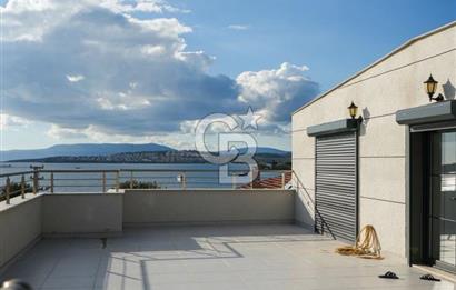SEFERİHİSAR'DA DENİZE SIFIR 8+1 7 BANYOLU GENİŞ TERASLI DENİZ MANZARALI 450 M2 TRIPLEX VİLLA