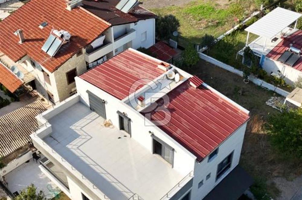 SEFERİHİSAR'DA DENİZE SIFIR 8+1 7 BANYOLU GENİŞ TERASLI DENİZ MANZARALI 450 M2 TRIPLEX VİLLA