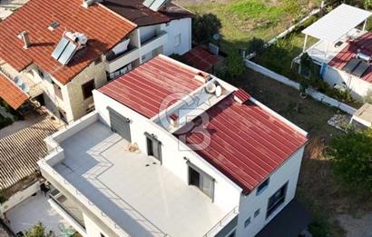 SEFERİHİSAR'DA DENİZE SIFIR 8+1 7 BANYOLU GENİŞ TERASLI DENİZ MANZARALI 450 M2 TRIPLEX VİLLA