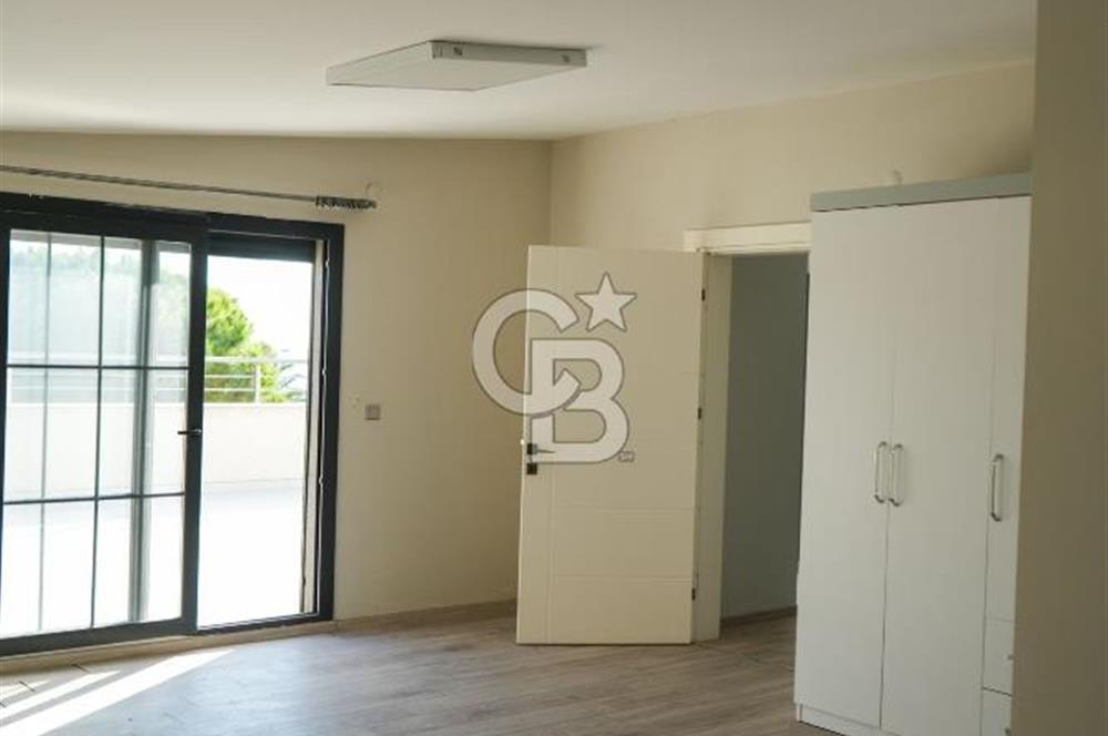 SEFERİHİSAR'DA DENİZE SIFIR 8+1 7 BANYOLU GENİŞ TERASLI DENİZ MANZARALI 450 M2 TRIPLEX VİLLA