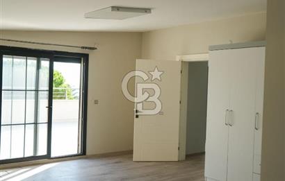 SEFERİHİSAR'DA DENİZE SIFIR 8+1 7 BANYOLU GENİŞ TERASLI DENİZ MANZARALI 450 M2 TRIPLEX VİLLA