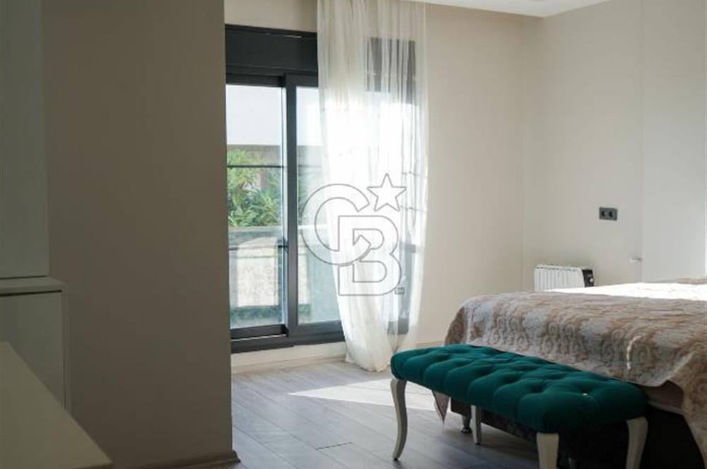 SEFERİHİSAR'DA DENİZE SIFIR 8+1 7 BANYOLU GENİŞ TERASLI DENİZ MANZARALI 450 M2 TRIPLEX VİLLA