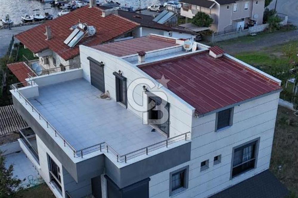 SEFERİHİSAR'DA DENİZE SIFIR 8+1 7 BANYOLU GENİŞ TERASLI DENİZ MANZARALI 450 M2 TRIPLEX VİLLA