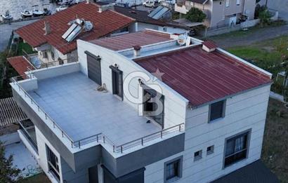 SEFERİHİSAR'DA DENİZE SIFIR 8+1 7 BANYOLU GENİŞ TERASLI DENİZ MANZARALI 450 M2 TRIPLEX VİLLA