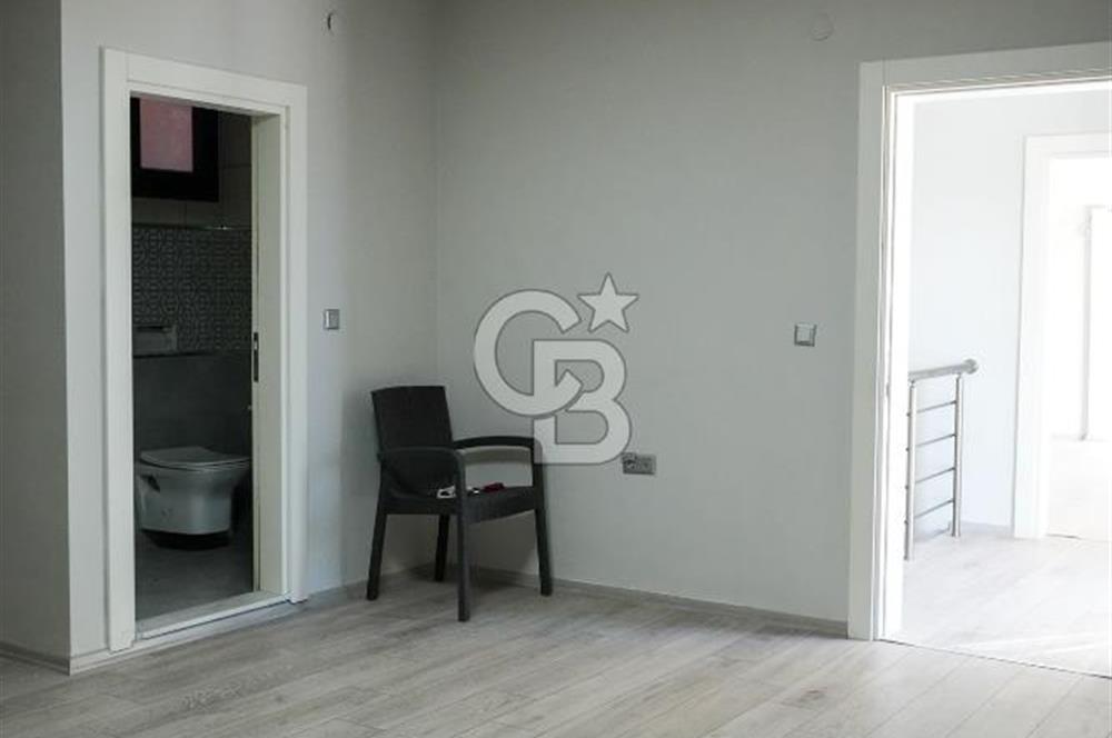 SEFERİHİSAR'DA DENİZE SIFIR 8+1 7 BANYOLU GENİŞ TERASLI DENİZ MANZARALI 450 M2 TRIPLEX VİLLA